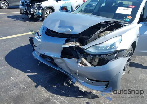 2018 Tesla Model 3 Long Range/Mid Range z USA, uszkodzony, nr VIN 5YJ3E1EA4JF077382